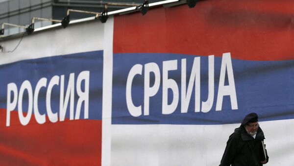 Баннер с флагами России и Сербии в Белграде - Sputnik Việt Nam