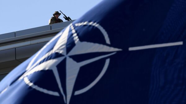 Вооруженная охрана на крыше во время саммита НАТО в Брюсселе  - Sputnik Việt Nam