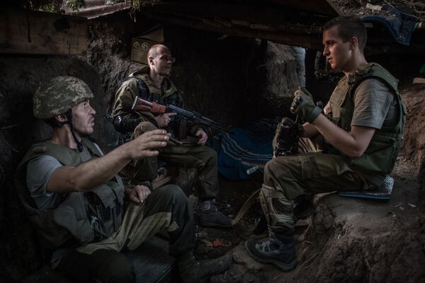 Dân quân trong vị trí ở khu vực làng Marinka ngoại ô Donetsk - Sputnik Việt Nam