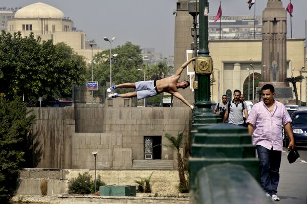 Usama Fawzi, tự nhận là Siêu nhân Ai Cập, đang phô trương kỹ năng trên cây cầu ở Cairo - Sputnik Việt Nam