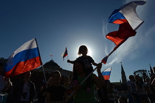 Các khán giả trước giờ khai mạc chương trình ca nhạc “Từ xứ Rus đến nước Nga nhân kỷ niệm lễ hội Ngày Nước Nga trên Quảng trường Đỏ ở Matxcơva - Sputnik Việt Nam