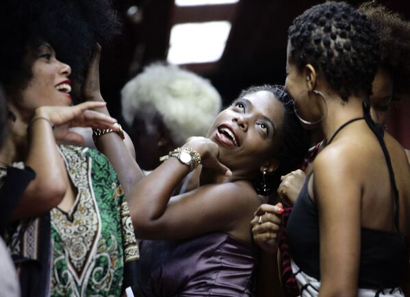 Nữ  thí sinh châu Phi sắp ra sàn diễn trong cuộc thi tóc  ở Havana - Sputnik Việt Nam
