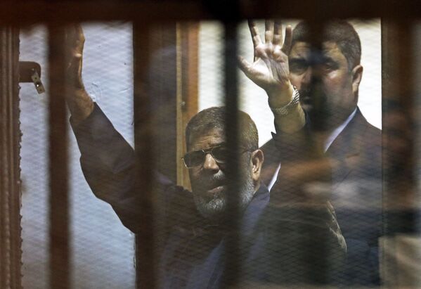 Tổng thống Ai Cập bị lật đổ Mohamed Morsi trong phòng xử án ở Cairo - Sputnik Việt Nam