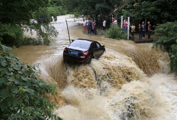 Chiếc ô tô mắc kẹt giữa lũ lụt sông tràn  bờ ở Trùng Khánh, Trung Quốc - Sputnik Việt Nam