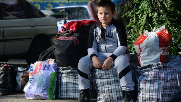 Cậu bé từ vùng Donetsk trước khi lên chuyến xe đưa người tị nạn đến Nga - Sputnik Việt Nam