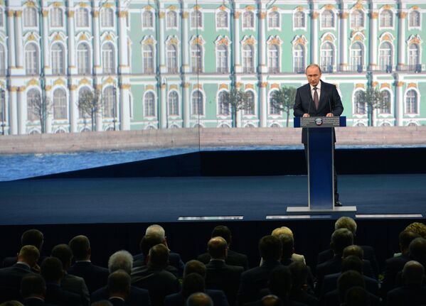 Tổng thống Nga Vladimir Putin tại phiên họp toàn thể của SPIEF XIX - 2015 - Sputnik Việt Nam