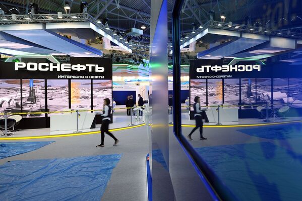 Tại gian trưng bày của tập đoàn Nga Rosneft trước khi khai mạc Diễn đàn Kinh tế Quốc tế St. Petersburg 2015 - Sputnik Việt Nam
