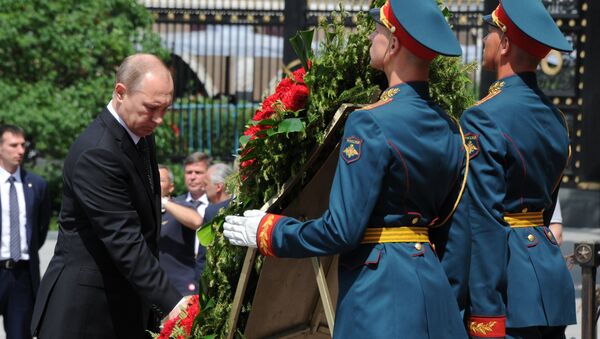 Tổng thống Nga Vladimir Putin (bên trái) trong nghi lễ đặt vòng hoa tại Mộ Chiến sĩ Vô danh trong Vườn Aleksandrov - Sputnik Việt Nam