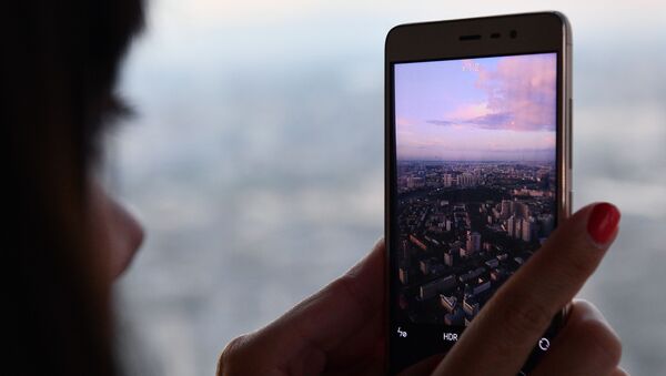 Cô gái chụp ảnh panorama thành phố trên tầng 89 của Tháp Liên bang Đông ở Moscow City, nơi mà đài quan sát cao nhất Châu Âu”PANORAMA-360” đang được xây dựng - Sputnik Việt Nam