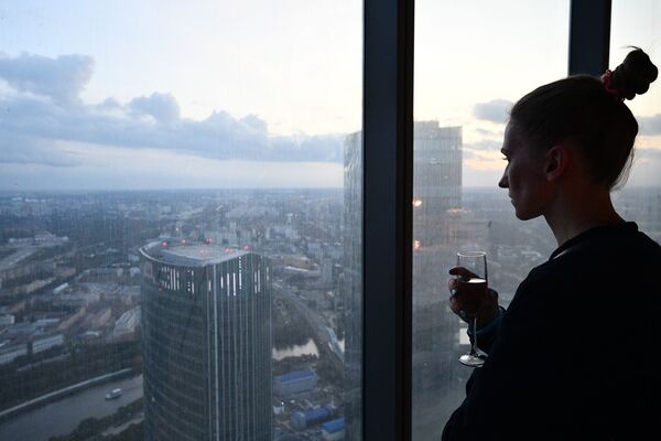 Cô gái trên tầng 89 của Tháp Liên bang Đông ở Moscow City, nơi mà đài quan sát cao nhất Châu Âu”PANORAMA-360” đang được xây dựng - Sputnik Việt Nam
