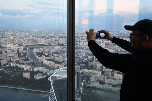 Một du khách trên tầng 89 của Tháp Liên bang-Đông của khu Moscow City, nơi mà đài quan sát cao nhất Châu Âu”PANORAMA-360” đang được xây dựng - Sputnik Việt Nam
