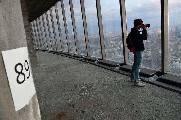 Một du khách trên tầng 89 của Tháp Liên bang-Đông của khu Moscow City, nơi mà đài quan sát cao nhất Châu Âu”PANORAMA-360” đang được xây dựng - Sputnik Việt Nam