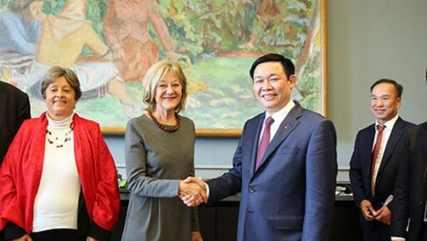 Phó Thủ tướng Vương Đình Huệ và Chủ nhiệm Ủy ban Kinh tế và Thuế của Hạ viện Thụy Sĩ, Susanne Leutenegger Oberholzer - Sputnik Việt Nam