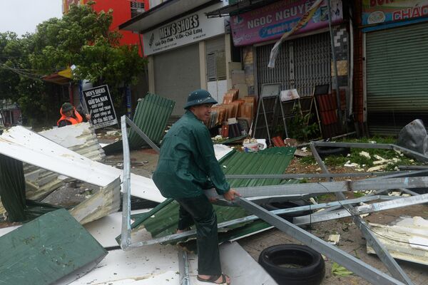 Các chiến sĩ cảnh sát thu dọn đống đổ nát trên đường phố do bão “Doksuri”. - Sputnik Việt Nam