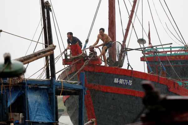Cư dân địa phương neo buộc thuyền trong bão “Doksuri”  ở tỉnh Hà Tĩnh - Sputnik Việt Nam