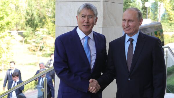 Tổng thống Kyrgyzstan Almazbek Atambaev với Tổng thống Nga Vladimir Putin - Sputnik Việt Nam