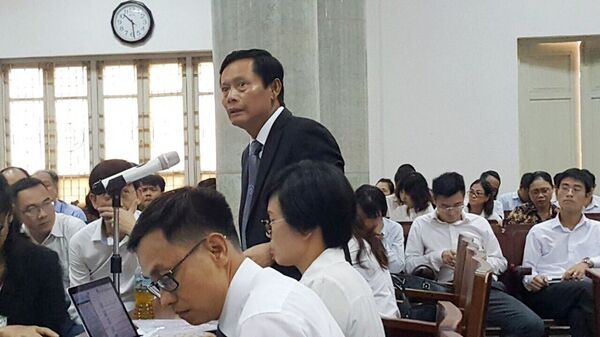Luật sư Phan Trung Hoài trình bày bài bào chữa cho bị cáo Phạm Công Danh tại tòa sáng 18-9 - - Sputnik Việt Nam