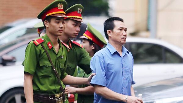 Dẫn giải bị cáo Trần Văn Bình đến phiên xét xử đại án OceanBank - Sputnik Việt Nam