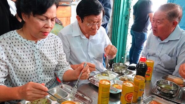 Nguyên Chủ tịch nước Trương Tấn Sang (giữa) và phu nhân ăn cơm 2.000 đồng tại Quán Nụ Cười 1 - Sputnik Việt Nam