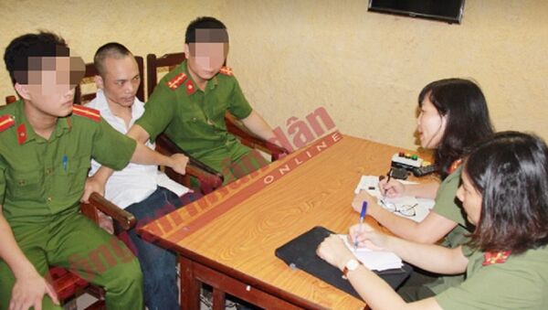 Phóng viên Báo CAND phỏng vấn Lê Văn Thọ ngay khi hắn bị bắt. - Sputnik Việt Nam