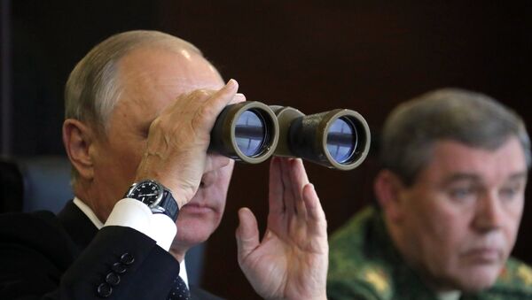 Tổng thống Nga Vladimir Putin quan sát nước ngoài tại cuộc tập trận chung Nga-Belarus Phía Tây-2017 - Sputnik Việt Nam