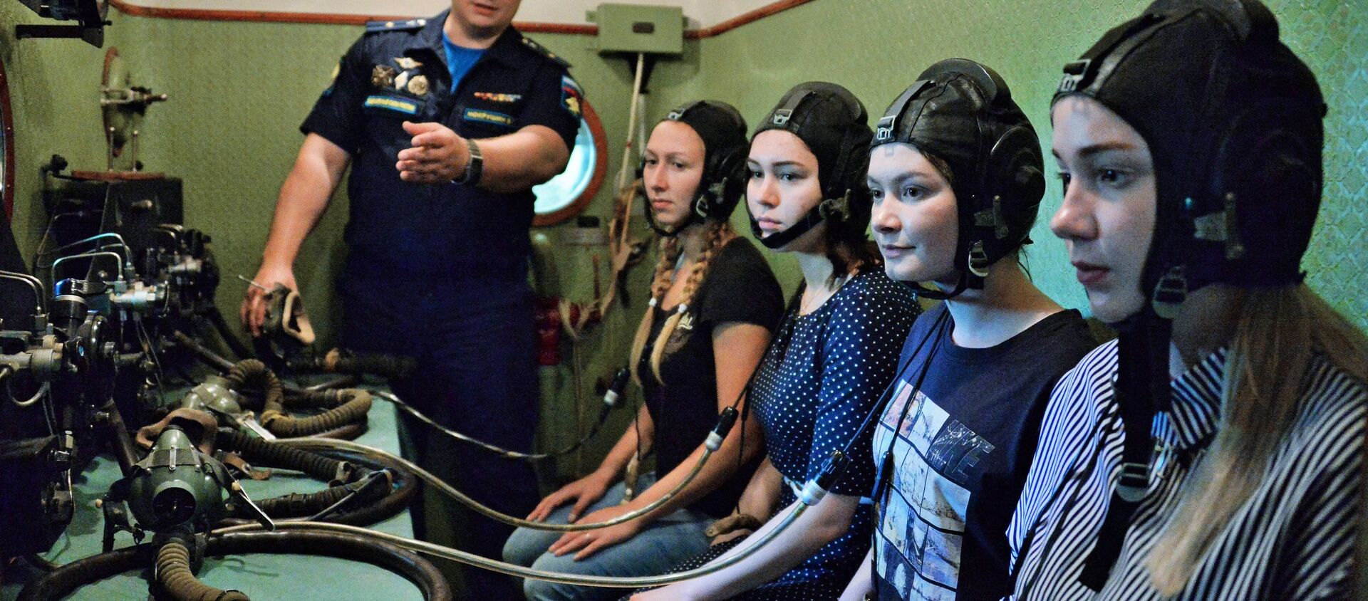 Các cô gái dự tuyển làm học viên phi công quân sự tại Trường Hàng không Krasnodar - Sputnik Việt Nam, 1920, 19.09.2017