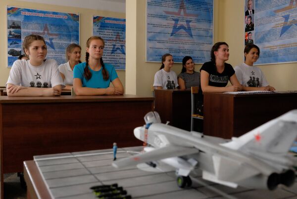 Các cô gái dự tuyển làm học viên phi công quân sự tại Trường Hàng không Krasnodar Các cô gái dự tuyển làm học viên phi công quân sự tại Trường Hàng không Krasnodar - Sputnik Việt Nam