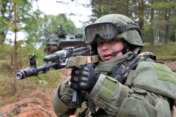 Chiến sĩ quân đội Nga trong cuộc tập trận chiến lược “Phía Tây-2017” của lực lượng vũ trang Nga và Belarus - Sputnik Việt Nam