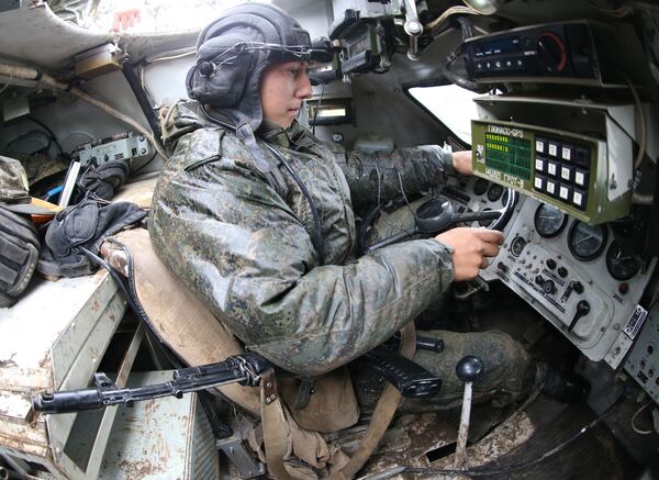 Người điều khiển xe BMP-2 trong thời gian thao diễn chiến thuật của đơn vị bộ binh cơ giới thuộc Hạm đội Baltic trong  cuộc tập trận chiến lược Phía Tây-2017 - Sputnik Việt Nam