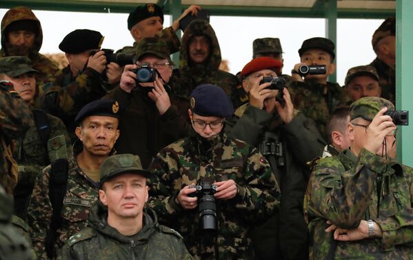 Khán giả theo dõi cuộc tập trận chiến lược “Phía Tây-2017” của lực lượng vũ trang Nga và Belarus trên thao trường Luzhsky ở khu vực Leningrad - Sputnik Việt Nam