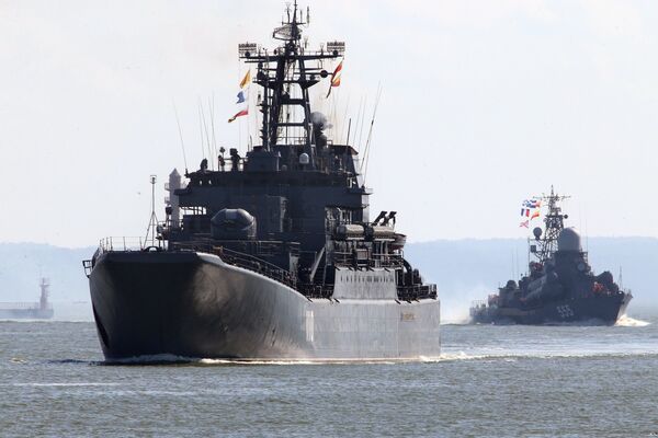 Tàu đổ bộ cỡ lớn Alexandr Shabalin (bên trái) và tàu tên lửa cỡ nhỏ Geizer cùng đội tàu của Hạm đội Baltic ra biển trong khuôn khổ cuộc tập trận chiến lược Nga-Belarus Phía Tây-2017 - Sputnik Việt Nam