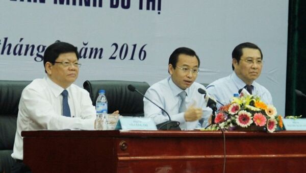 Bí thư Xuân Anh (giữa) và Chủ tịch Huỳnh Đức Thơ (bìa phải) trong buổi đối thoại với thanh niên tháng 3/2016. - Sputnik Việt Nam