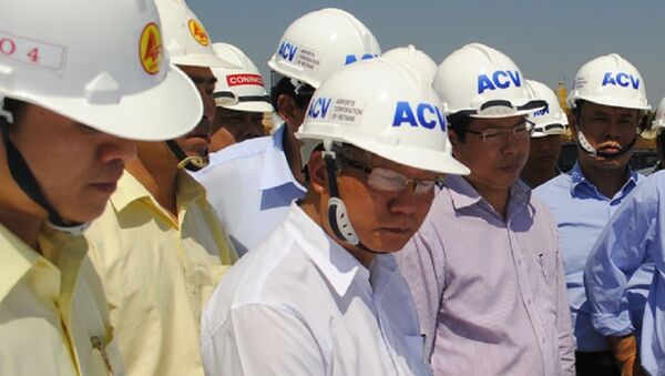 Ông Phạm Thế Dũng (áo trắng, đứng giữa) trong đợt tiếp Bộ Giao thông Vận tải đi kiểm tra tiến độ dự án đường băng sân bay Pleiku cuối tháng 6-2015 - Sputnik Việt Nam