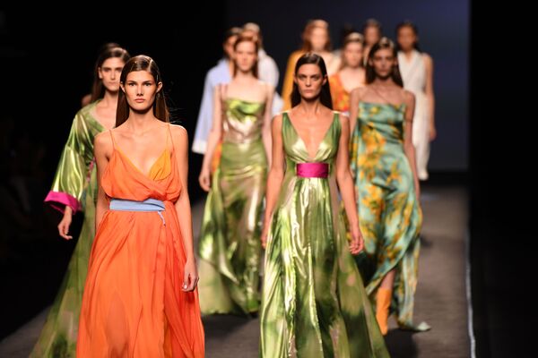 Các người mẫu với thời trang xuân-hè 2018 của Menchen Tomas tại Tuần lễ thời trang Madrid - Sputnik Việt Nam