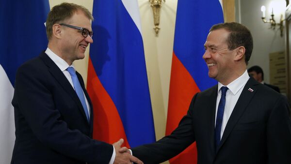 Thủ tướng Nga Dmitry Medvedev sau khi hội đàm với người đồng cấp Phần Lan,  Juha Sipiley. - Sputnik Việt Nam