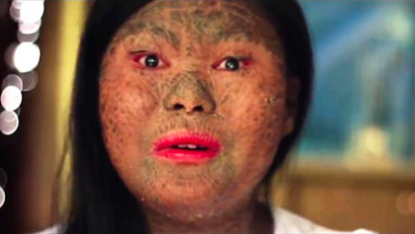 Cô gái người rắn với vảy da trên khuôn mặt làm dân mạng Internet chấn động (Video) - Sputnik Việt Nam