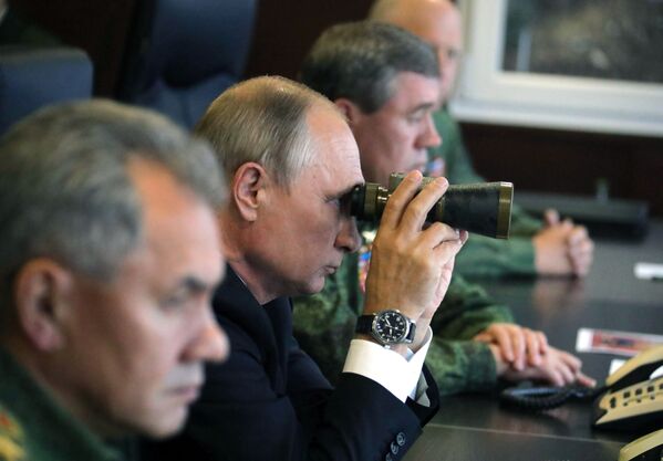 Tổng thống Nga Vladimir Putin trong quá trình kiểm tra  hoạt động của lực lượng vũ trang Liên minh Nga và Belarusia trong giai đoạn chính của cuộc tập trận chung Phía Tây-2017 tại thao trường Luzhsky - Sputnik Việt Nam