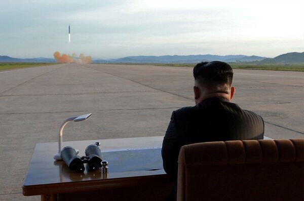Nhà lãnh đạo Triều Tiên Kim Jong Un trong thời điểm phóng tên lửa đạn đạo Hwasong-12 - Sputnik Việt Nam