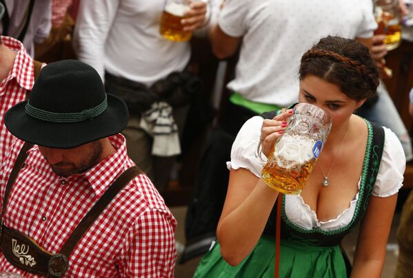 Khách tham dự lễ hội bia Oktoberfest hàng năm ở Munich - Sputnik Việt Nam