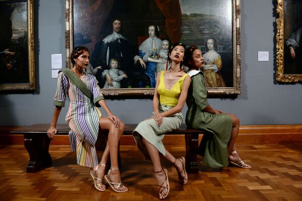 Nhóm người mẫu trình diễn bộ sưu tập xuân / hè 2018 Tata Naka trong khuôn khổ Tuần lễ thời trang London - Sputnik Việt Nam