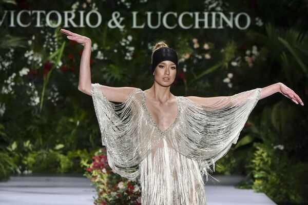 Người mẫu tại buổi trình diễn bộ sưu tập Victorio & Lucchino trong Tuần lễ thời trang Cali Exposhow ở Cali, Colombia - Sputnik Việt Nam