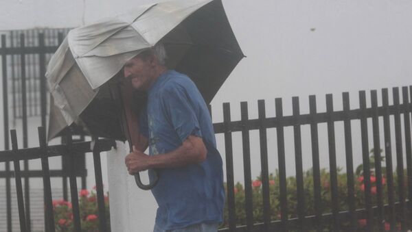 Мужчина с зонтом на улице во время урагана Ирма в Пуэрто-Рико - Sputnik Việt Nam
