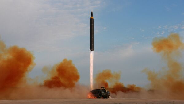 Запуск баллистической ракеты Hwasong-12 в КНДР  - Sputnik Việt Nam
