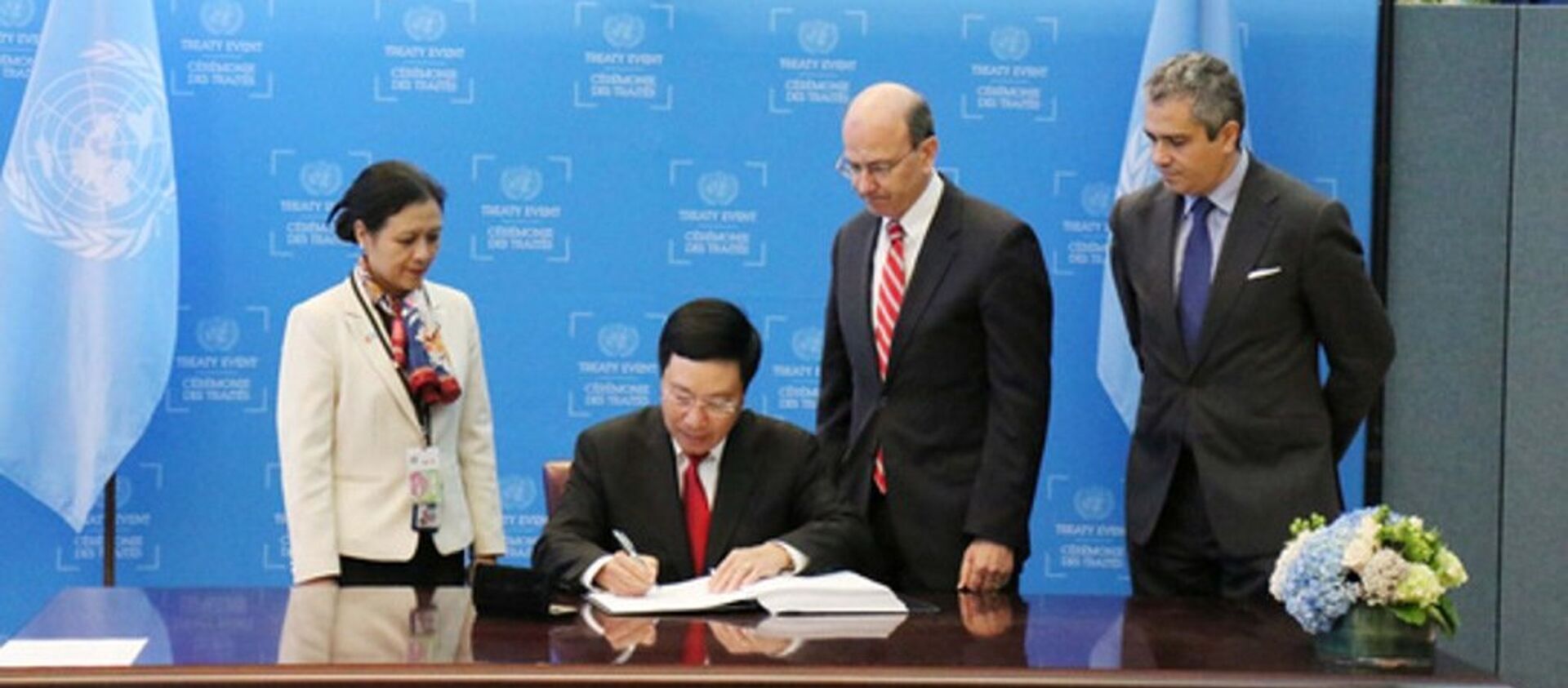 Phó Thủ tướng Phạm Bình Minh ký Hiệp ước Cấm vũ khí hạt nhân - Sputnik Việt Nam, 1920, 23.09.2017