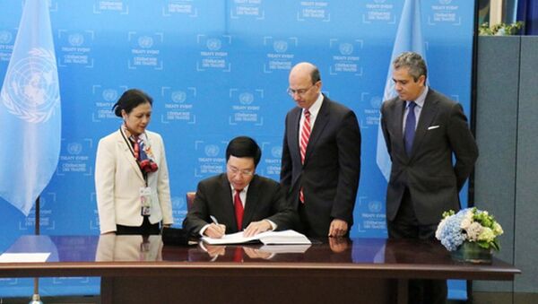 Phó Thủ tướng Phạm Bình Minh ký Hiệp ước Cấm vũ khí hạt nhân - Sputnik Việt Nam