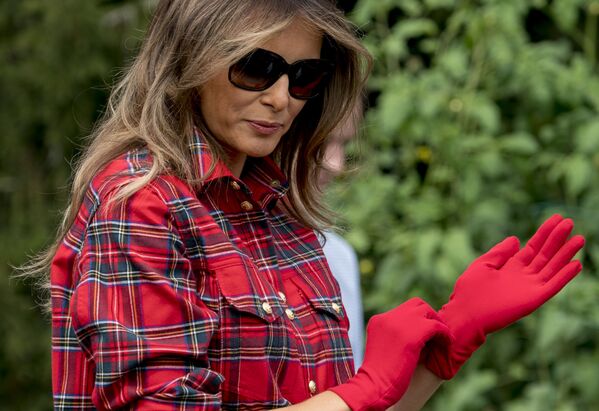 Đệ nhất phu nhân Mỹ Melania Trump trong vườn ở Nhà Trắng - Sputnik Việt Nam