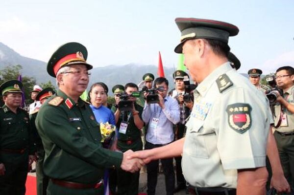 Thứ trưởng Bộ Quốc phòng Nguyễn Chí Vịnh chào đón Phó chủ tịch Quân ủy TƯ TQ Phạm Trường Long. Thứ trưởng Bộ Quốc phòng Nguyễn Chí Vịnh chào đón Phó chủ tịch Quân ủy TƯ TQ Phạm Trường Long. - Sputnik Việt Nam