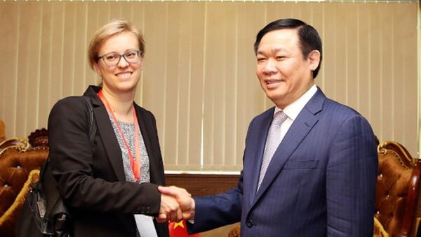 Phó Thủ tướng Vương Đình Huệ tiếp bà Lucia Bergfeld, Bí thư thứ Nhất, Tham tán phát triển của Đại sứ quán Đức tại Việt Nam  - Sputnik Việt Nam