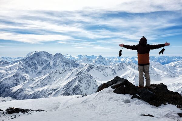 Một du khách ở độ cao 4400 mét trên dãy núi Elbrus ở Kabardino-Balkaria - Sputnik Việt Nam