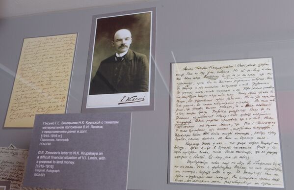 Các hiện vật trưng bày trong Triển lãm lịch sử-tài liệu chuyên đề “Lenin” tại Viện Lưu trữ Lịch sử chính trị-xã hội Nga ở  Matxcơva - Sputnik Việt Nam